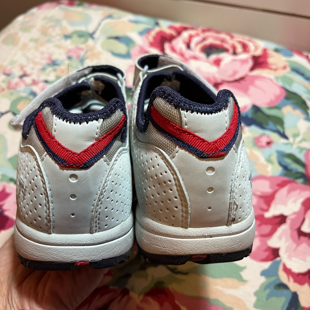 Tommy Hilfiger Grey Sneaker
Free: Brown peep- toe heels shoes - Picture 4 of 11